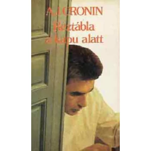 Réztábla a kapu alatt 